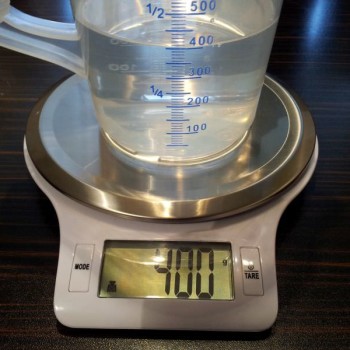 Du benötigst exakt 400 ml Wasser. Für alle, bei denen es in der Küche öfter mal nur "Pi-mal-Daumen" geht: diesmal muss es wirklich genau sein!