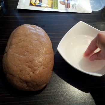 Zum Schluss die Oberfläche mit wenig Wasser glätten (das ist nicht unbedingt nötig - nur wenn du ein besonders hübsches Brot haben möchtest) ...