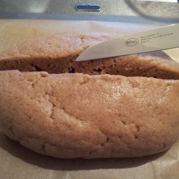 .. und den Schnitt mit dem Messer etwas ausweiten, damit er zu Beginn des Backvorgangs nicht wieder zuwächst (dieses Brot hat erstaunliche Selbstheilungskräfte).