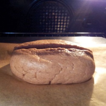 Anschließend bei 175 °C Umluft (bzw. 150 °C für einige Brote, siehe Anleitung auf der Packung!) ca. 60 - 70 Minuten backen. Die Backzeit kann je nach Backofen etwas variieren. Ganz wichtig: die Backofentür muss während des gesamten Backvorgangs geschlossen bleiben. Andernfalls könnte das Brot unschön in sich zusammenfallen.