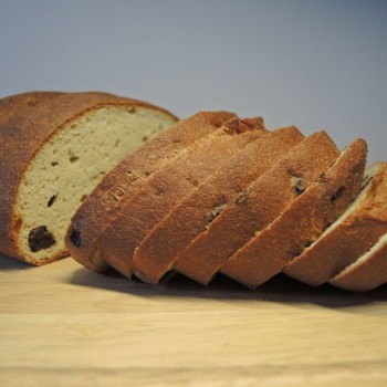 Nach dem Backen auf einem Gitter auskühlen lassen und erst nach dem Erkalten anschneiden. Guten Appetit!