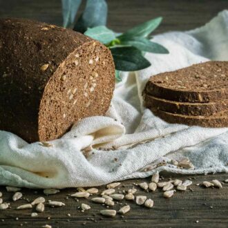 Kerniges Schwarzbrot low carb glutenfrei keto Backmischung