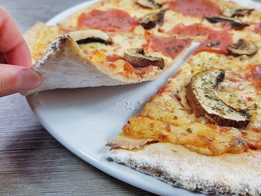Rezept-Steinofenpizza-low-carb-glutenfrei-mit-Käserand-Pizza-vom-Stein-selbstgemacht-mit-Bambusfaser2