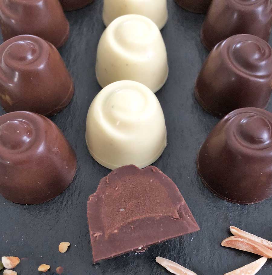 Choketo Low Carb & Keto Pralinés SCHOKO-NOUGAT Großpackung mit 12 gefüllten, handgemachten Pralinen - Schokolade & Füllungen ohne Zuckerzusatz – xylitfrei