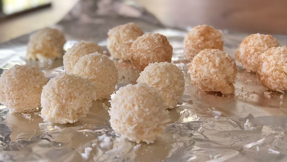 https://staging5.lowcarb-glutenfrei.com/rezept-kokostrueffel-kokospralinen-lowcarb-zuckerfrei-keto/
