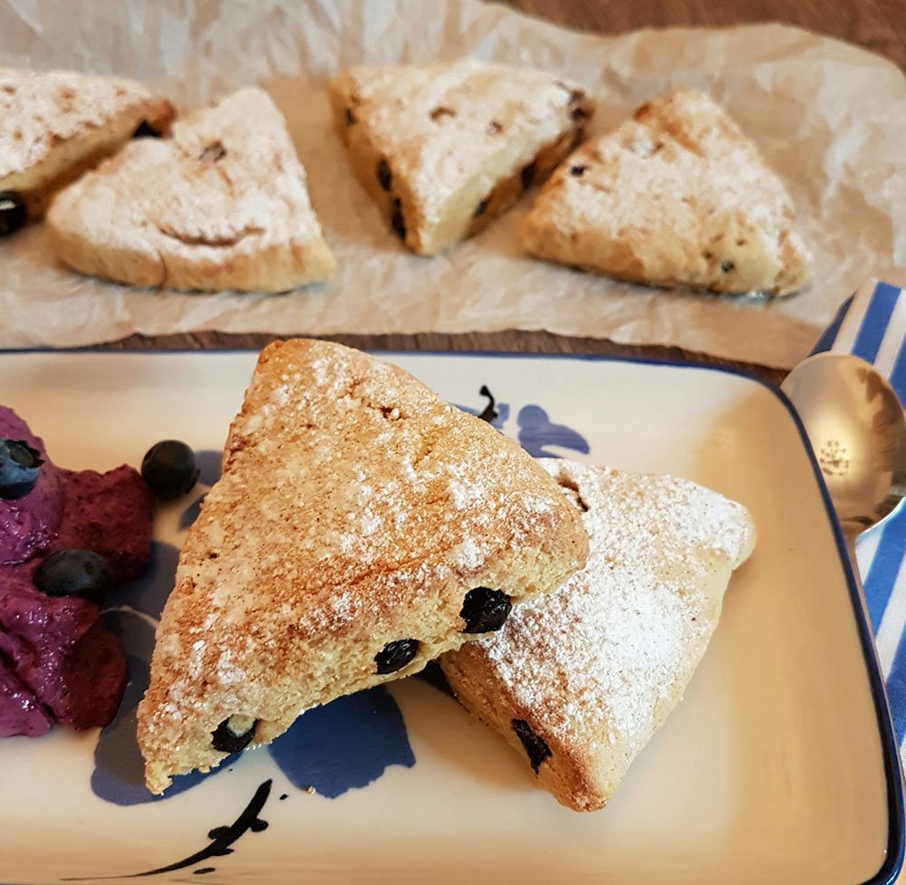 Rezept Heidelbeer Zitronen Scones mit Heidelbeerfrischkäse lowcarb glutenfrei keto