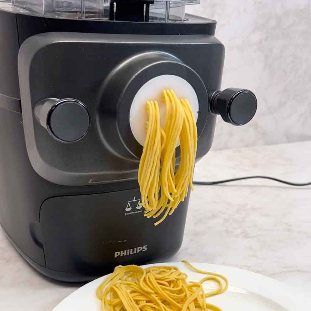 Zubereitung-Pastazauber-mit-Pastamaker-low-carb-keto-Pastamehl-glutenfrei