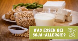Was essen bei Soja-Allergie? Soja in verschiedenen Formen auf dem Tisch mit Textfeld